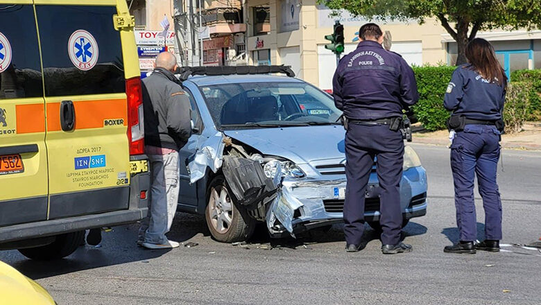 Σφοδρή σύγκρουση δύο οχημάτων στην πλατεία Μπουρναζίου 2 Σφοδρή σύγκρουση δύο οχημάτων στην πλατεία Μπουρναζίου 1