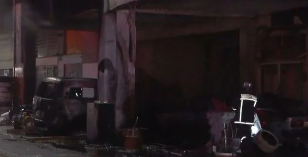 Φωτιά σε αποθήκη με ελαστικά στη Λεωφόρο Αθηνών – Κάηκαν καταστήματα 2 Φωτιά σε αποθήκη με ελαστικά στη Λεωφόρο Αθηνών – Κάηκαν καταστήματα 1