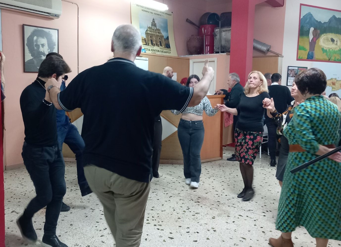 Με μεγάλη επιτυχία η "Bραδιά Mουσταλευριάς" της Εστίας Κρητών 6 Με μεγάλη επιτυχία η "Bραδιά Mουσταλευριάς" της Εστίας Κρητών 5