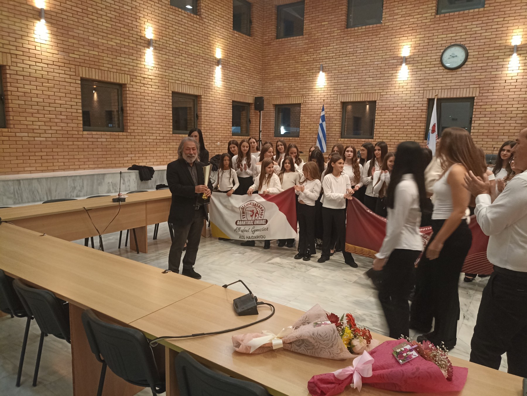 Ο Αθλητικός Όμιλος Γυμναστικής Χαϊδαρίου παρέδωσε στον Δήμαρχο το Κύπελλο της 1ης θέσης του ευρωπαϊκού τουρνουά 6 Ο Αθλητικός Όμιλος Γυμναστικής Χαϊδαρίου παρέδωσε στον Δήμαρχο το Κύπελλο της 1ης θέσης του ευρωπαϊκού τουρνουά 5