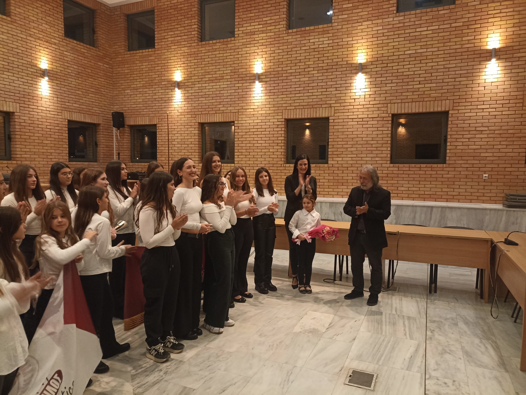 Ο Αθλητικός Όμιλος Γυμναστικής Χαϊδαρίου παρέδωσε στον Δήμαρχο το Κύπελλο της 1ης θέσης του ευρωπαϊκού τουρνουά 8 Ο Αθλητικός Όμιλος Γυμναστικής Χαϊδαρίου παρέδωσε στον Δήμαρχο το Κύπελλο της 1ης θέσης του ευρωπαϊκού τουρνουά 7