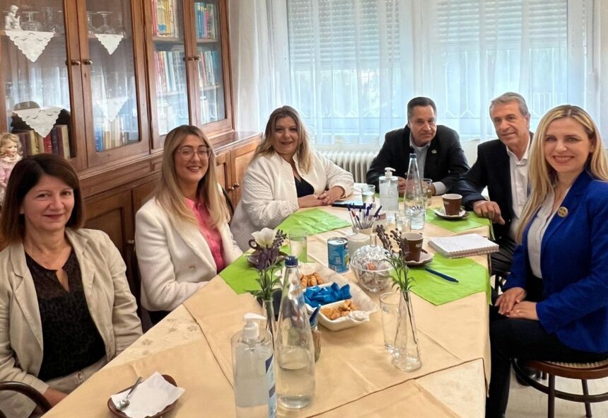 Η Mαρία Συρεγγέλα δίπλα στις μικρές "ηρωίδες της ζωής" 1