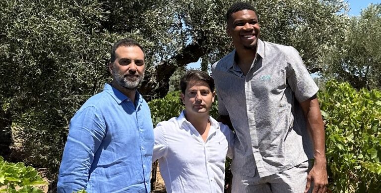 Στην οικογένεια Αντετοκούνμπο το Village Cinema Ρέντη – "Επενδύω σε μια γειτονιά που πέρασα τα παιδικά μου χρόνια", λέει ο Γιάννης 2 Στην οικογένεια Αντετοκούνμπο το Village Cinema Ρέντη – "Επενδύω σε μια γειτονιά που πέρασα τα παιδικά μου χρόνια", λέει ο Γιάννης 1