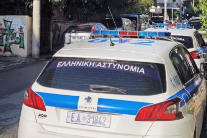 Καταδίωξη στο Χαϊδάρι: 17χρονοι με κλεμμένες μηχανές, σύγκρουση με λεωφορείο 75