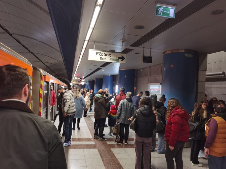 Μετρό Αθήνας: Απίστευτο, σοβαρό ατύχημα επιβάτη στην Αγία Μαρίνα - Έπεσε στις ράγες, ανάμεσα στα βαγόνια 1