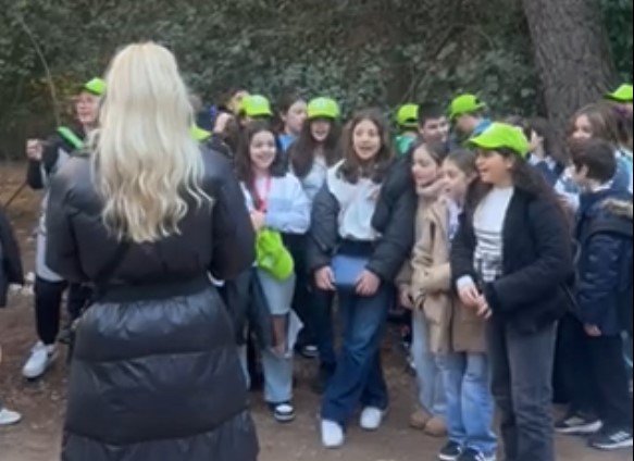 Συγκινητική στιγμή: Κύπριοι μαθητές τραγουδούν το "Χρυσοπράσινο φύλλο" στον Διομήδειο Κήπο 4 Συγκινητική στιγμή: Κύπριοι μαθητές τραγουδούν το "Χρυσοπράσινο φύλλο" στον Διομήδειο Κήπο 3