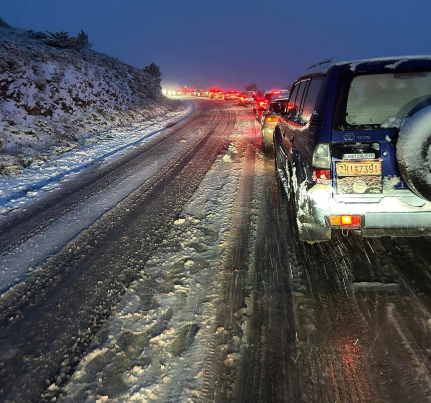 ΕΛΑΣ για μποτιλιάρισμα στην Αράχωβα: Τα ηλεκτρικά αυτοκίνητα "κόλλησαν" στα χιόνια 2 ΕΛΑΣ για μποτιλιάρισμα στην Αράχωβα: Τα ηλεκτρικά αυτοκίνητα "κόλλησαν" στα χιόνια 1