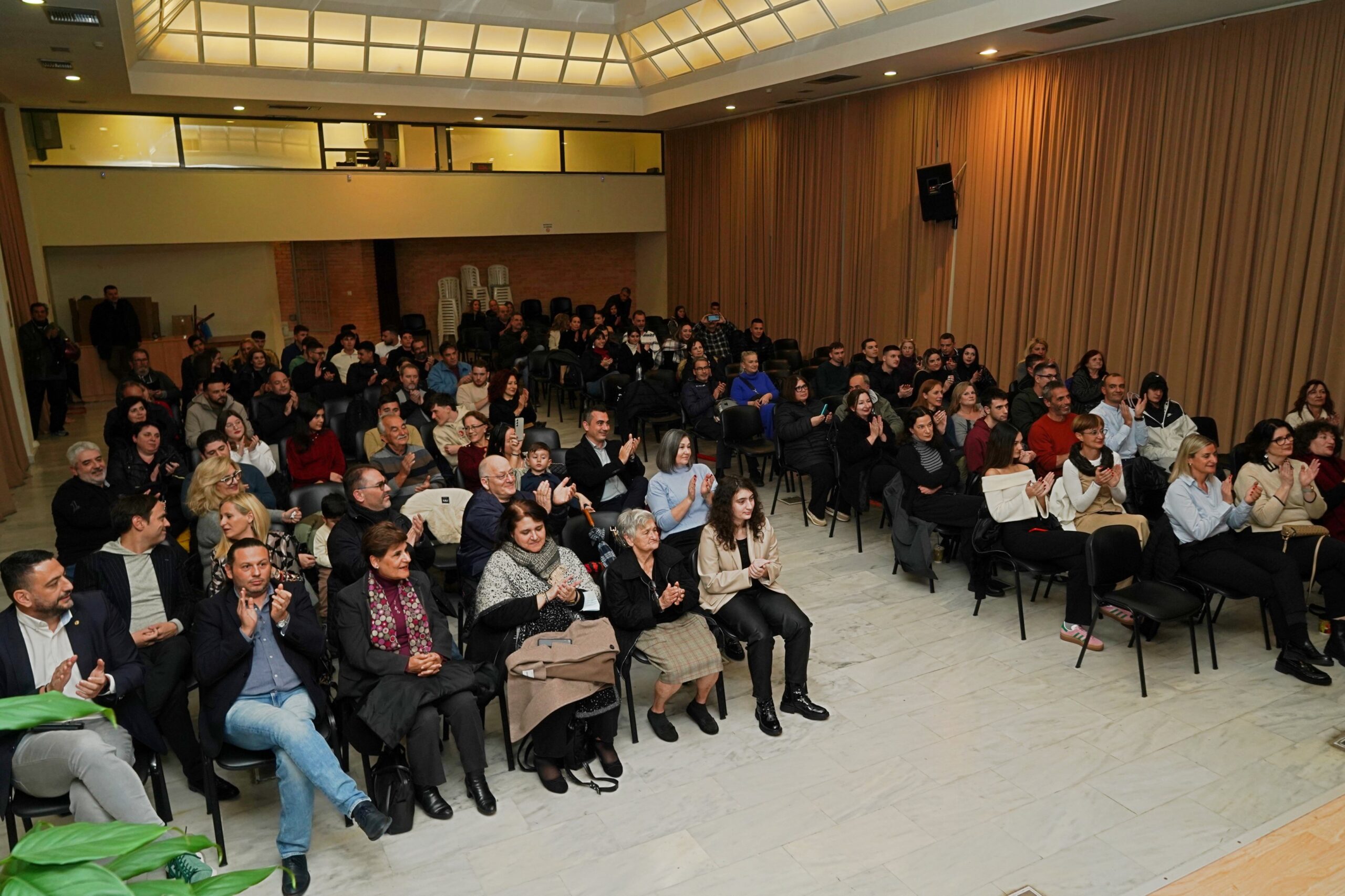 Βραβεύτηκαν μαθητές και η 9χρονη Σοφία, η σκακίστρια "φαινόμενο" 4 Βραβεύτηκαν μαθητές και η 9χρονη Σοφία, η σκακίστρια "φαινόμενο" 3