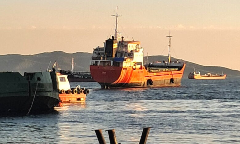 Μάστιγα τα παρατημένα πλοία - Οδηγήθηκε στην Τουρκία κι άλλο από τον Κόλπο της Ελευσίνας 2 Μάστιγα τα παρατημένα πλοία - Οδηγήθηκε στην Τουρκία κι άλλο από τον Κόλπο της Ελευσίνας 1