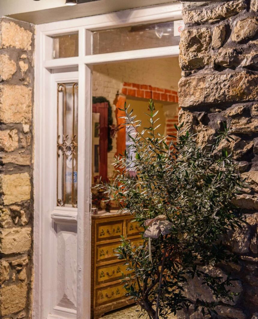 Ένα καλό μεζεδοπωλείο στα Δυτικά; Αυτή την πόρτα να διαβείς... 1