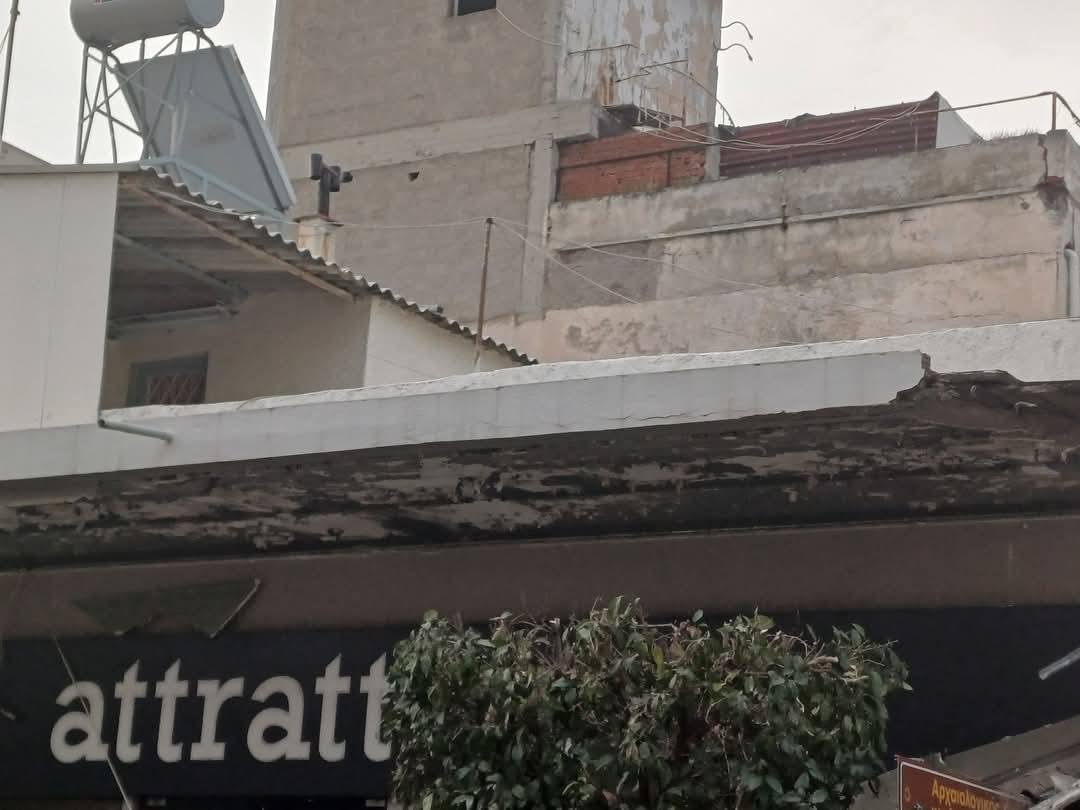 Επικίνδυνη κατάρρευση σε κεντρικό δρόμο της Ελευσίνας 4 Επικίνδυνη κατάρρευση σε κεντρικό δρόμο της Ελευσίνας 3