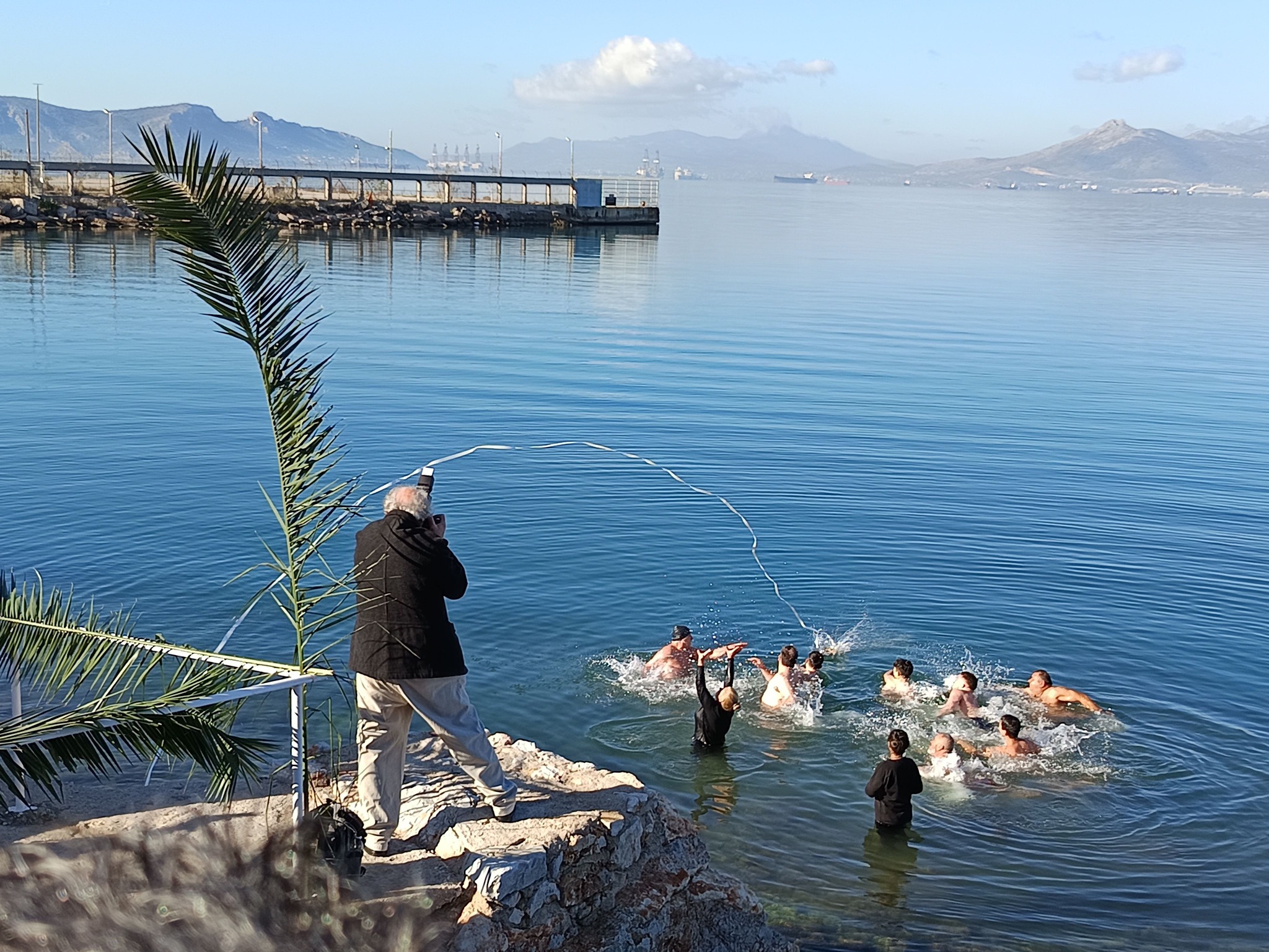 Με κατάνυξη και λαμπρότητα ο Αγιασμός των Υδάτων στο Χαϊδάρι 26 Με κατάνυξη και λαμπρότητα ο Αγιασμός των Υδάτων στο Χαϊδάρι 25