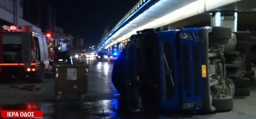 Ιερά Οδός και Κηφισός: Ανατράπηκε νταλίκα 1