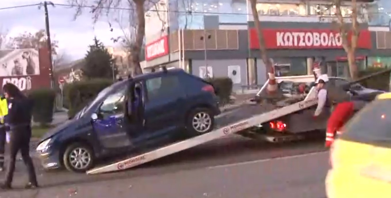 Παλατάκι: Καραμπόλα τριών ΙΧ στη Λεωφόρο Αθηνών - Ελαφροί τραυματισμοί 4 Παλατάκι: Καραμπόλα τριών ΙΧ στη Λεωφόρο Αθηνών - Ελαφροί τραυματισμοί 3
