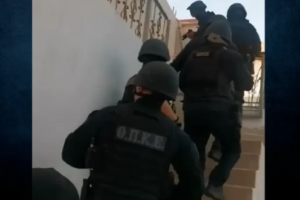 Μεγάλη αστυνομική επιχείρηση στη Μάνδρα για τον εντοπισμό δύο επικίνδυνων δραπετών 35
