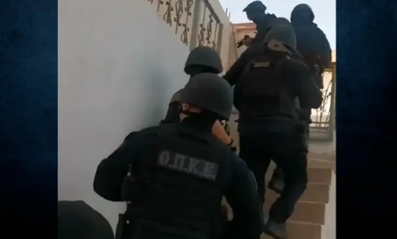 Μεγάλη αστυνομική επιχείρηση στη Μάνδρα για τον εντοπισμό δύο επικίνδυνων δραπετών 2 Μεγάλη αστυνομική επιχείρηση στη Μάνδρα για τον εντοπισμό δύο επικίνδυνων δραπετών 1