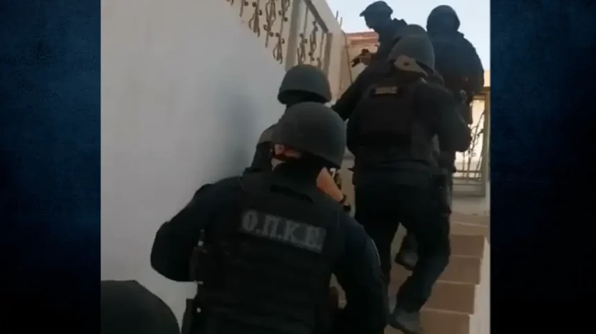 Μεγάλη αστυνομική επιχείρηση στη Μάνδρα για τον εντοπισμό δύο επικίνδυνων δραπετών 1