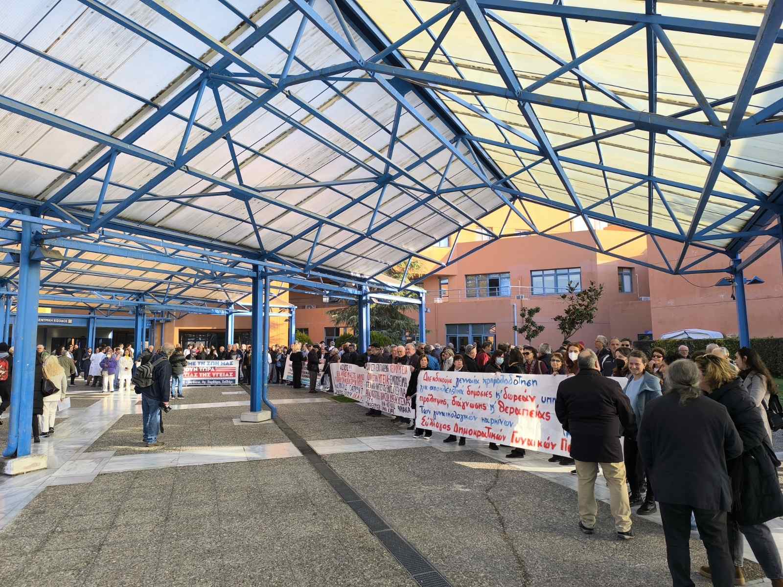 Η Δημοτική Αρχή στην κινητοποίηση στο "Αττικόν" για την αγωνιστική υποδοχή του Υπουργού Υγείας 6 Η Δημοτική Αρχή στην κινητοποίηση στο "Αττικόν" για την αγωνιστική υποδοχή του Υπουργού Υγείας 5