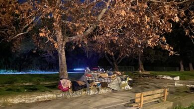 "Γιατί αφήνουν την Ελένη μόνη, να κοιμάται στο κρύο και την υγρασία;" 54