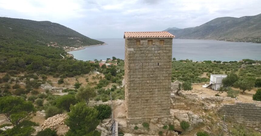 Τι είναι ο εντυπωσιακός πύργος που δεσπόζει στον όρμο του Πόρτο Γερμενού 2 Τι είναι ο εντυπωσιακός πύργος που δεσπόζει στον όρμο του Πόρτο Γερμενού 1