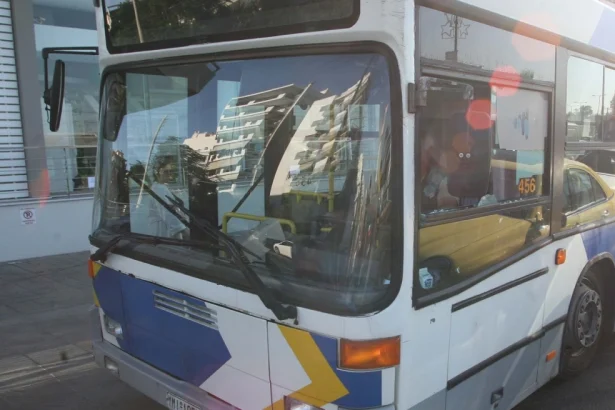 Κορυδαλλός: Λιθοβόλησαν λεωφορείο - Τραυματίστηκε 19χρονος 7