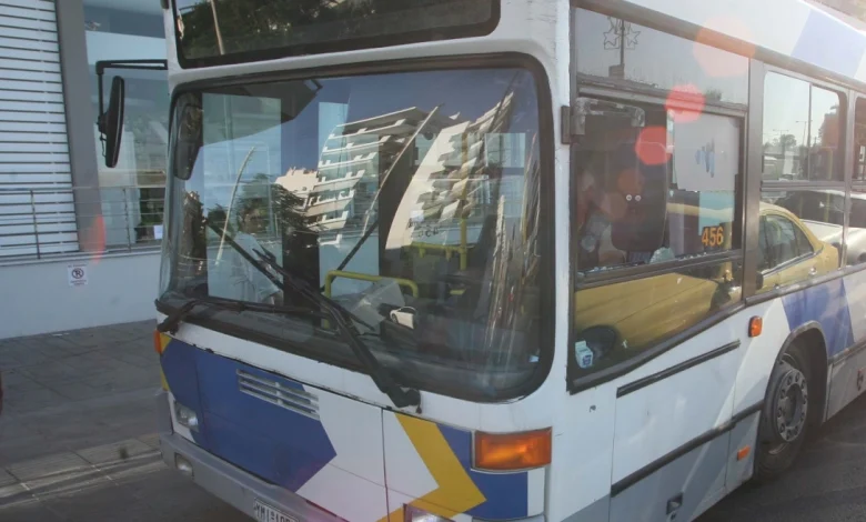 Κορυδαλλός: Λιθοβόλησαν λεωφορείο - Τραυματίστηκε 19χρονος 1