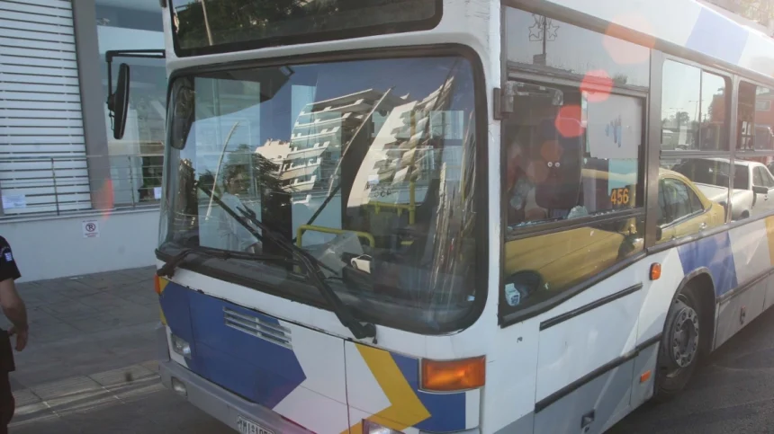 Κορυδαλλός: Λιθοβόλησαν λεωφορείο - Τραυματίστηκε 19χρονος 1