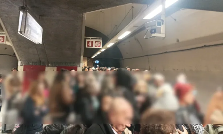 Σήμερα το πρωί: Εκκενώθηκε συρμός της Γραμμής 3 στο Μοναστηράκι 2 Σήμερα το πρωί: Εκκενώθηκε συρμός της Γραμμής 3 στο Μοναστηράκι 1