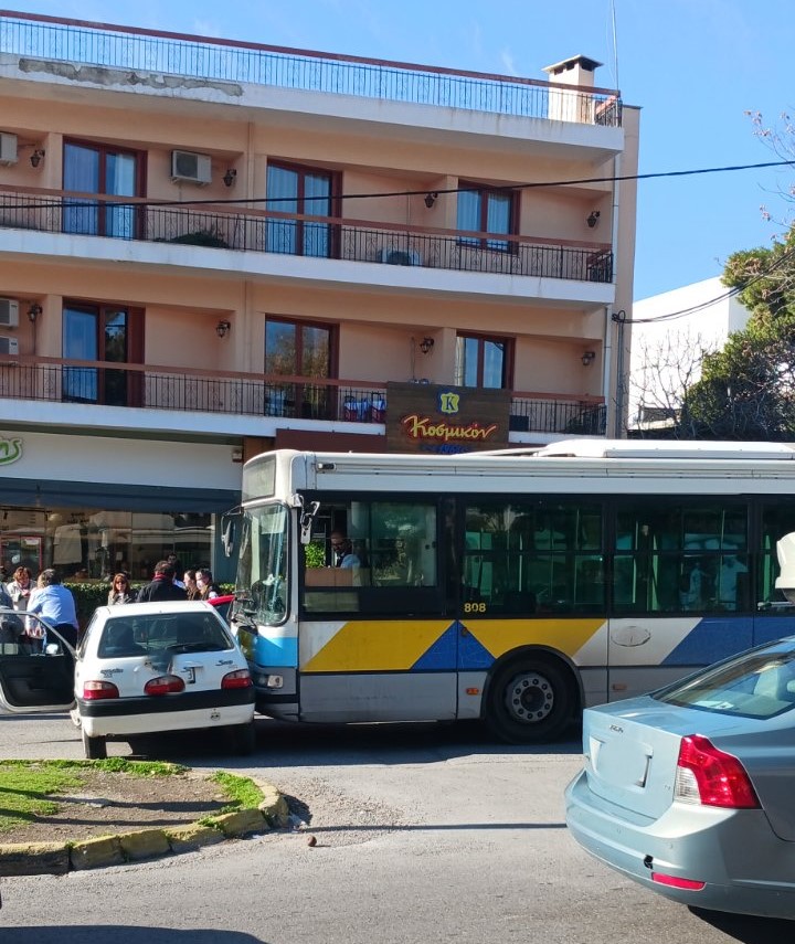 Ιερά Οδός: Σύγκρουση λεωφορείου με ΙΧ στην Αγία Μαρίνα 5