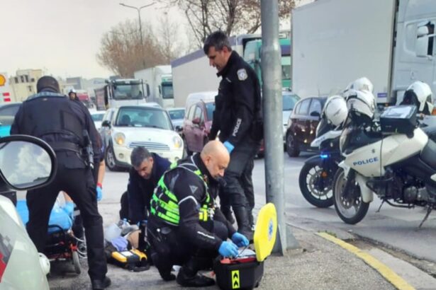 Συγκινητικός αγώνας πολιτών, αστυνομικών και διασωστών να σώσουν άνδρα πεσμένο στη Λεωφόρο Αθηνών 23