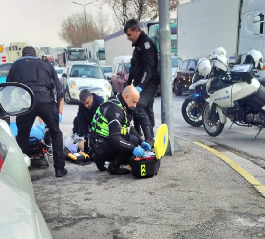 Συγκινητικός αγώνας πολιτών, αστυνομικών και διασωστών να σώσουν άνδρα πεσμένο στη Λεωφόρο Αθηνών 1