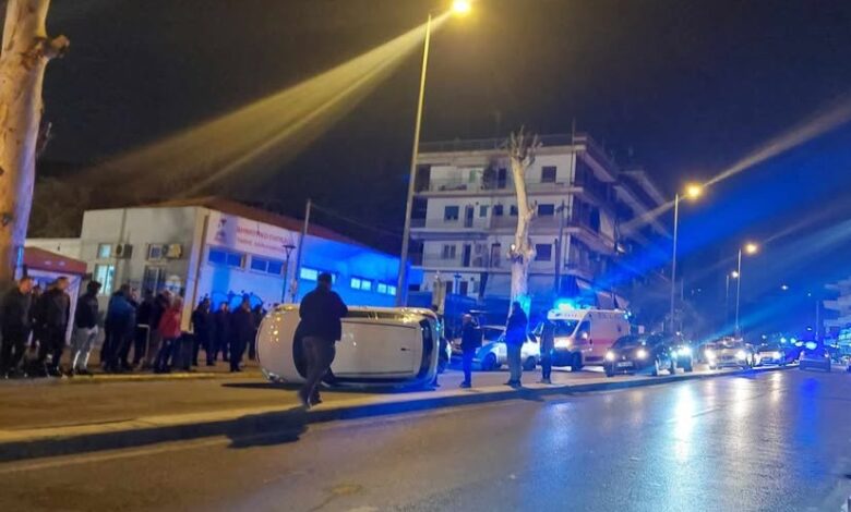 Ιερά Οδός: Ανατροπή οχήματος έξω από το Γήπεδο "Τάκης Χαραλαμπίδης" 2 Ιερά Οδός: Ανατροπή οχήματος έξω από το Γήπεδο "Τάκης Χαραλαμπίδης" 1