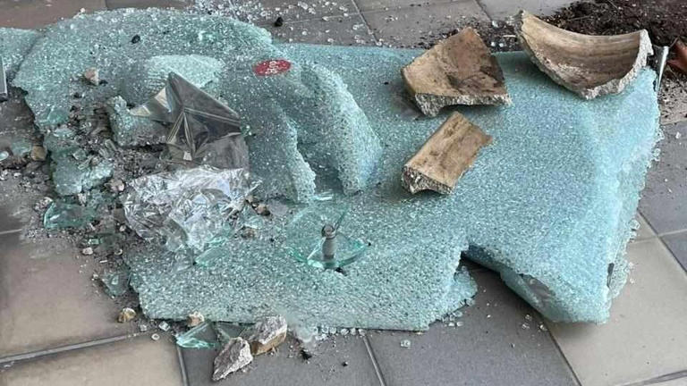 Επίθεση κουκουλοφόρων στο Διοικητήριο της Περιφέρειας Αττικής στην Ελευσίνα 4 Επίθεση κουκουλοφόρων στο Διοικητήριο της Περιφέρειας Αττικής στην Ελευσίνα 3