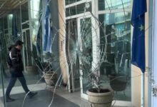 Επίθεση κουκουλοφόρων στο Διοικητήριο της Περιφέρειας Αττικής στην Ελευσίνα 36