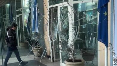 Επίθεση κουκουλοφόρων στο Διοικητήριο της Περιφέρειας Αττικής στην Ελευσίνα 53