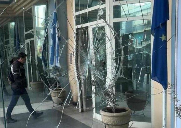 Επίθεση κουκουλοφόρων στο Διοικητήριο της Περιφέρειας Αττικής στην Ελευσίνα 51
