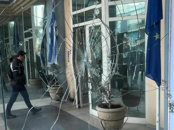 Επίθεση κουκουλοφόρων στο Διοικητήριο της Περιφέρειας Αττικής στην Ελευσίνα 2 Επίθεση κουκουλοφόρων στο Διοικητήριο της Περιφέρειας Αττικής στην Ελευσίνα 1