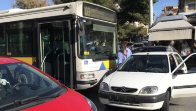 Τρελή πορεία λεωφορείου και σύγκρουση στην Αγία Μαρίνα - Δύο γυναίκες στο νοσοκομείο με ελαφρά τραύματα 1
