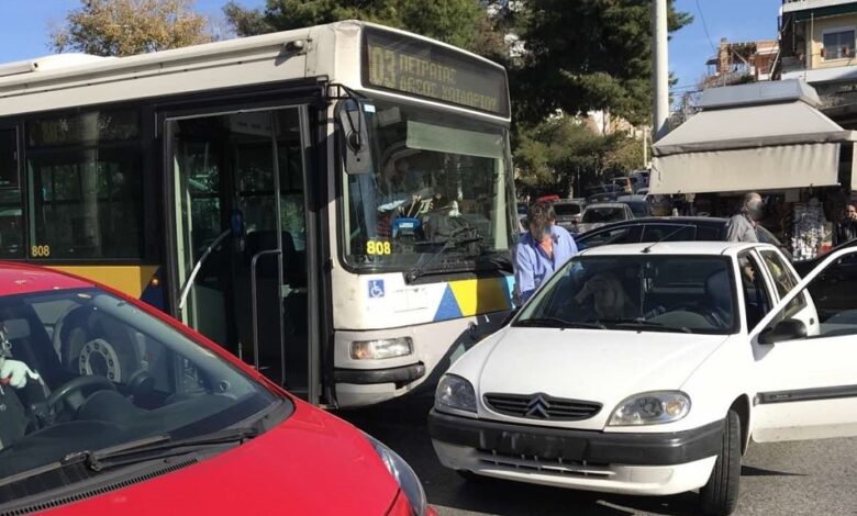 Τρελή πορεία λεωφορείου και σύγκρουση στην Αγία Μαρίνα - Δύο γυναίκες στο νοσοκομείο με ελαφρά τραύματα 2 Τρελή πορεία λεωφορείου και σύγκρουση στην Αγία Μαρίνα - Δύο γυναίκες στο νοσοκομείο με ελαφρά τραύματα 1