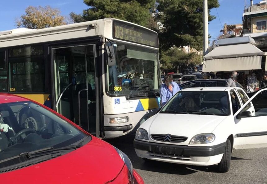 Τρελή πορεία λεωφορείου και σύγκρουση στην Αγία Μαρίνα - Δύο γυναίκες στο νοσοκομείο με ελαφρά τραύματα 1
