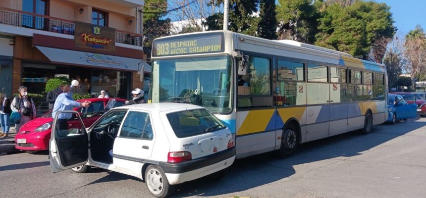 Ιερά Οδός: Σύγκρουση λεωφορείου με ΙΧ στην Αγία Μαρίνα 1