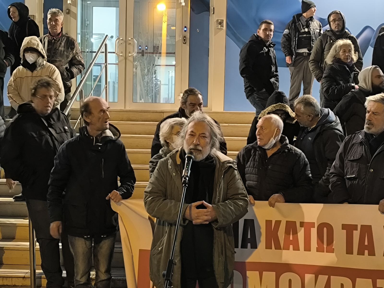 Εντυπωσιακή κινητοποίηση έξω από τα γραφεία της Do Value - Τι δήλωσε η εταιρεία 3 Εντυπωσιακή κινητοποίηση έξω από τα γραφεία της Do Value - Τι δήλωσε η εταιρεία 2