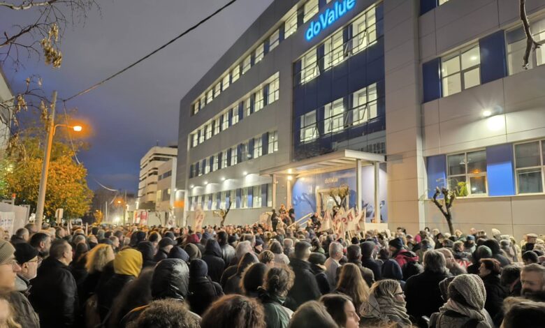 Εντυπωσιακή κινητοποίηση έξω από τα γραφεία της Do Value - Τι δήλωσε η εταιρεία 1 τράπεζες και servicers