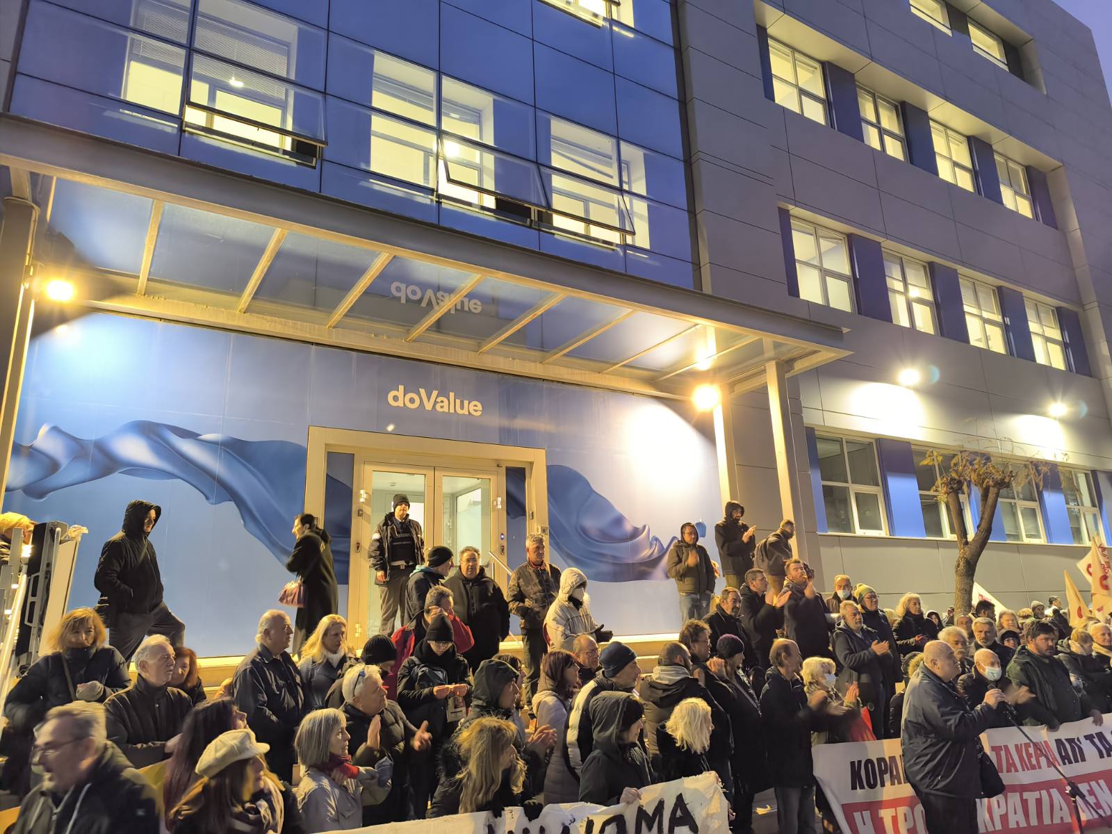 Εντυπωσιακή κινητοποίηση έξω από τα γραφεία της Do Value - Τι δήλωσε η εταιρεία 5 Εντυπωσιακή κινητοποίηση έξω από τα γραφεία της Do Value - Τι δήλωσε η εταιρεία 4