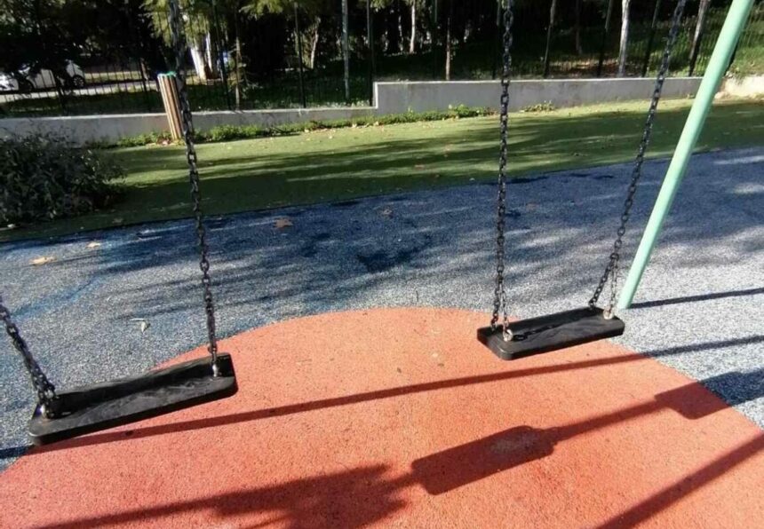 Αφήνουν ελεύθερα τα σκυλιά τους να παίζουν σε παιδικές χαρές! - Έρχονται πρόστιμα 2 Αφήνουν ελεύθερα τα σκυλιά τους να παίζουν σε παιδικές χαρές! - Έρχονται πρόστιμα 1