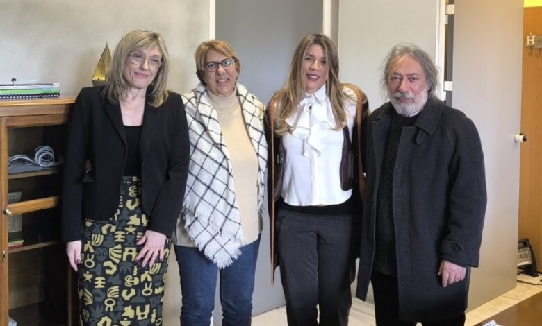 Συνάντηση με την Αντιπεριφερειάρχη Παιδείας - Στο επίκεντρο τα προβλήματα με τα σχολεία 2 Συνάντηση με την Αντιπεριφερειάρχη Παιδείας - Στο επίκεντρο τα προβλήματα με τα σχολεία 1