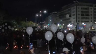23:18 στο Σύνταγμα: 57 λευκά μπαλόνια στον ουρανό 20