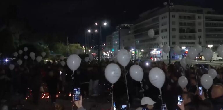 23:18 στο Σύνταγμα: 57 λευκά μπαλόνια στον ουρανό 2 23:18 στο Σύνταγμα: 57 λευκά μπαλόνια στον ουρανό 1