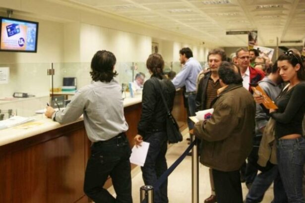 "Αριθμός προτεραιότητας που έλαβα σε κεντρικό κατάστημα συστημικής τράπεζας 157. Αναμονή 50. Ταμίας… ένας!" 15