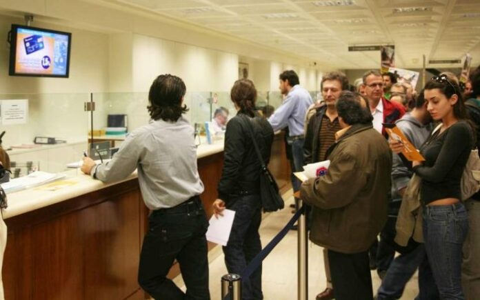 "Αριθμός προτεραιότητας που έλαβα σε κεντρικό κατάστημα συστημικής τράπεζας 157. Αναμονή 50. Ταμίας… ένας!" 1